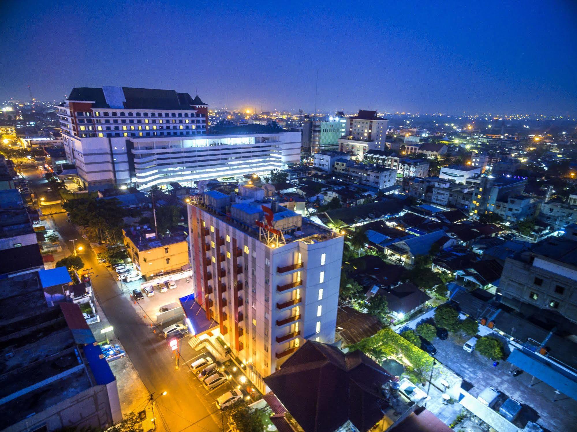 Monoloog Hotel Pekanbaru Exterior photo